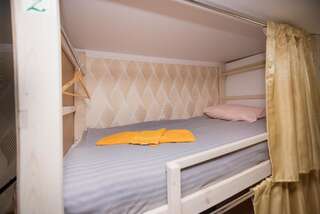 Хостел Свои Пятигорск Верхнее спальное место на двухъярусной кровати в 13-местном общем номере для мужчин и женщин-4