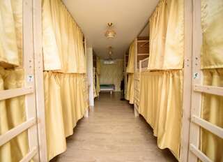 Хостел Свои Пятигорск Нижнее спальное место на двухъярусной кровати в 13-местном общем номере для мужчин и женщин-4
