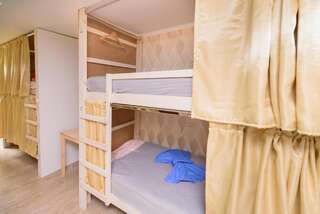 Хостел Свои Пятигорск Нижнее спальное место на двухъярусной кровати в 12-местном общем номере для мужчин-1