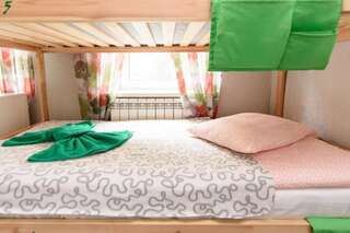 Хостел Свои Пятигорск Спальное место на двухъярусной кровати в общем 6-местном женском номере-6