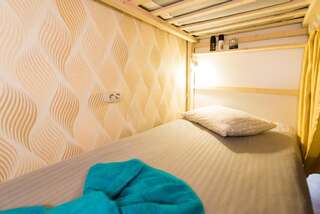 Хостел Свои Пятигорск Нижнее спальное место на двухъярусной кровати в 12-местном общем номере для мужчин-2
