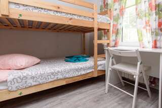 Хостел Свои Пятигорск Спальное место на двухъярусной кровати в общем 6-местном женском номере-13
