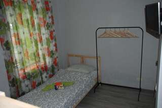 Хостел Свои Пятигорск Спальное место на двухъярусной кровати в общем 6-местном женском номере-17