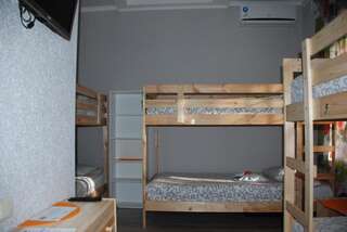 Хостел Свои Пятигорск Спальное место на двухъярусной кровати в общем 6-местном женском номере-20