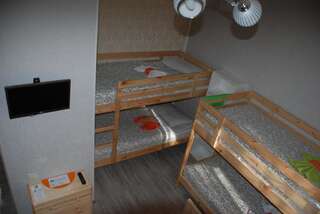 Хостел Свои Пятигорск Спальное место на двухъярусной кровати в общем 6-местном женском номере-21