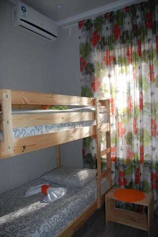 Хостел Свои Пятигорск Спальное место на двухъярусной кровати в общем 6-местном женском номере-22