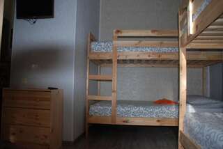 Хостел Свои Пятигорск Спальное место на двухъярусной кровати в общем 6-местном женском номере-23