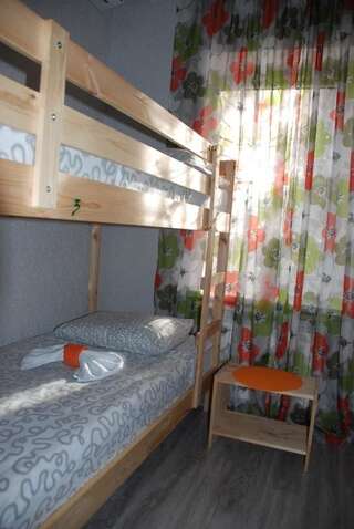 Хостел Свои Пятигорск Спальное место на двухъярусной кровати в общем 6-местном женском номере-25