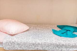 Хостел Свои Пятигорск Спальное место на двухъярусной кровати в общем 6-местном женском номере-27